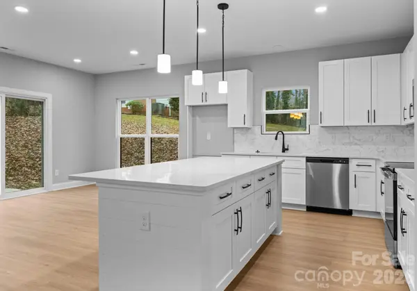 8823 Dogwood DR, Charlotte, NC 28215