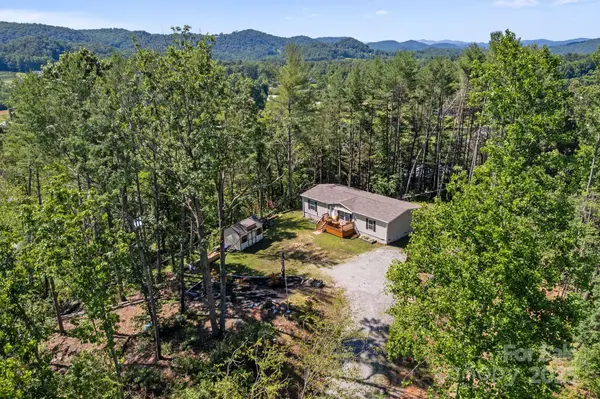 102 Kiwassa LN, Hendersonville, NC 28792