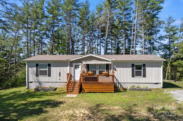 102 Kiwassa LN, Hendersonville, NC 28792