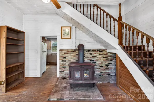 105 Poplar ST, Saluda, NC 28773