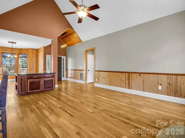 60 Bridge LN, Tryon, NC 28782