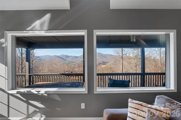 263 S Pinnacle DR, Burnsville, NC 28714