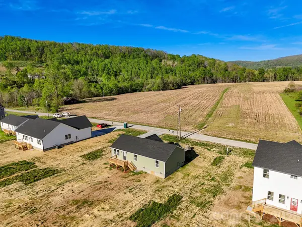 662 Beehive RD, Hendersonville, NC 28792