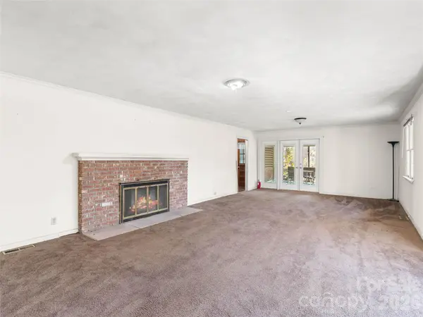 121 Hummingbird LN, Columbus, NC 28722