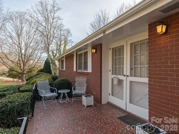 28 Westridge DR, Asheville, NC 28803