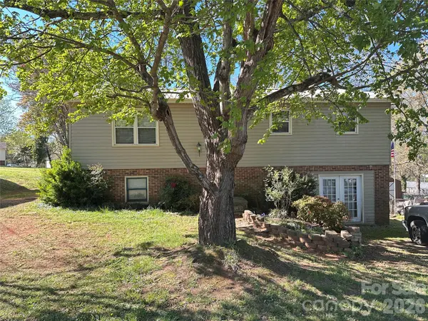 621 E 11th ST, Newton, NC 28658
