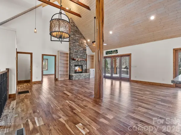 134 Chapel Point RD, Lake Lure, NC 28746