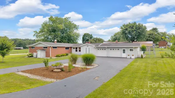 10 Moland DR, Etowah, NC 28729