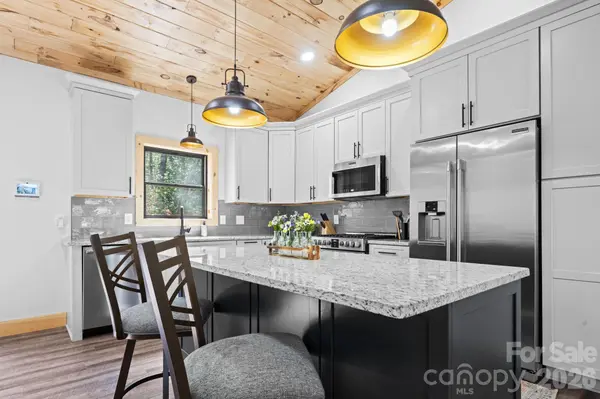 162 Shady Oak LN, West Jefferson, NC 28694