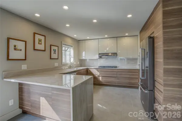 204 Fleetwood PLZ, Hendersonville, NC 28739