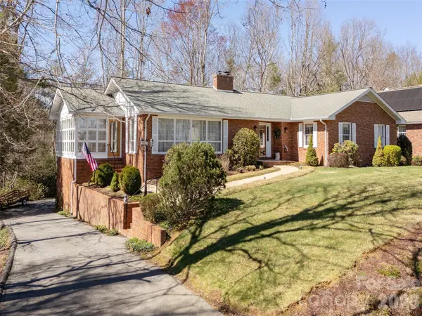 71 W Fairway DR, Etowah, NC 28729