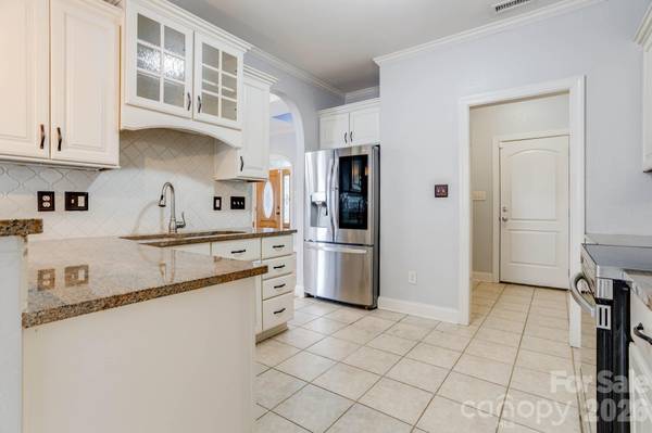 3909 Christin Gamble CT, Bessemer City, NC 28016