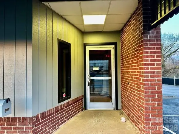 706 Main AVE NW, Hickory, NC 28601