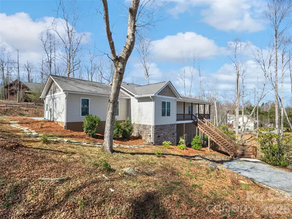 10 Starview LN, Hendersonville, NC 28739