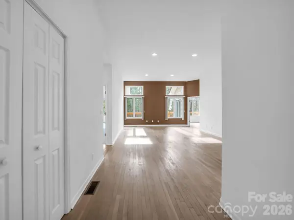 5 Hearthstone LN, Flat Rock, NC 28731
