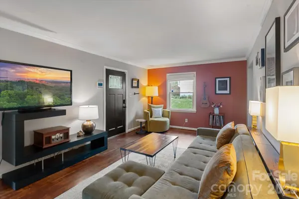 7 Wilshire DR, Asheville, NC 28806