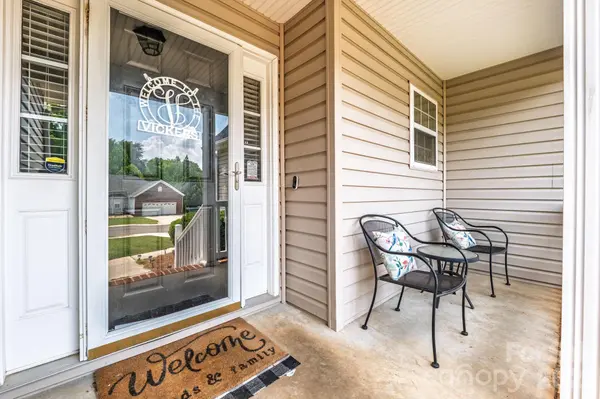 208 Deerfield DR, Mount Holly, NC 28120