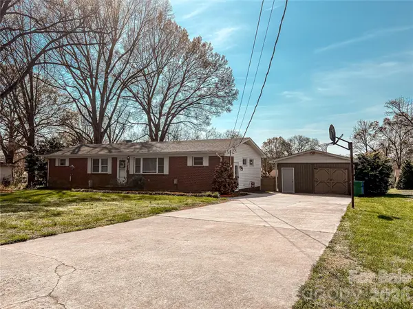 2011 Mountain Creek RD, Albemarle, NC 28001