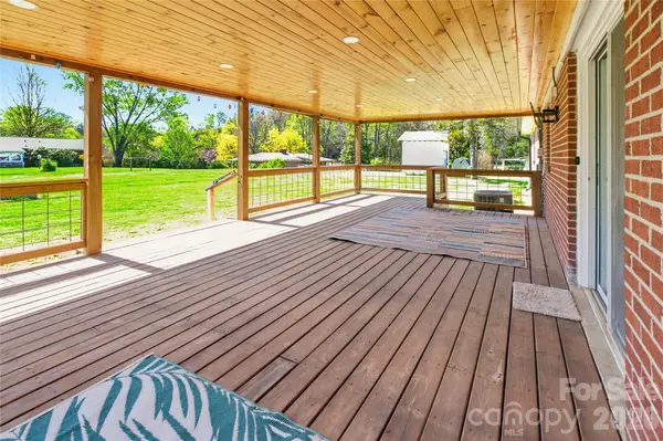 279 Garden LN, Canton, NC 28716