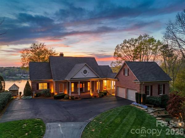 3820 8th Street PL NW, Hickory, NC 28601