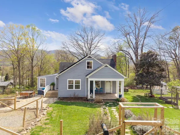 318 Stonewall AVE, Swannanoa, NC 28778