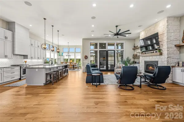 400 Samuel DR, Mills River, NC 28759