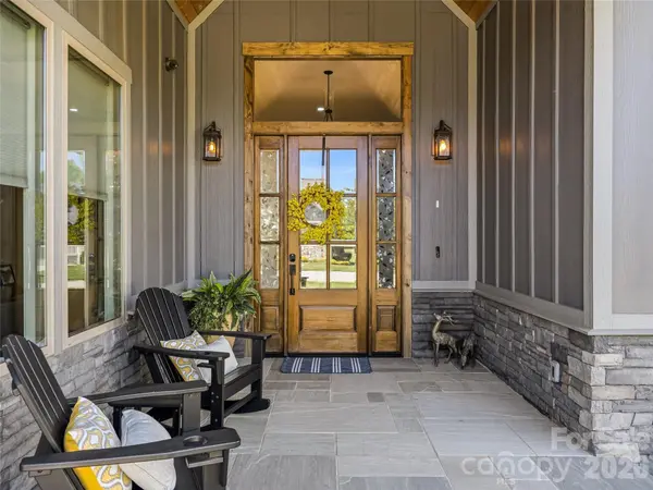 400 Samuel DR, Mills River, NC 28759