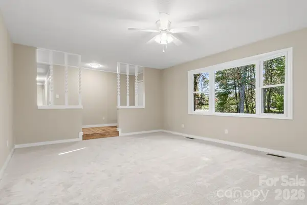 126 Anthony DR, East Flat Rock, NC 28726