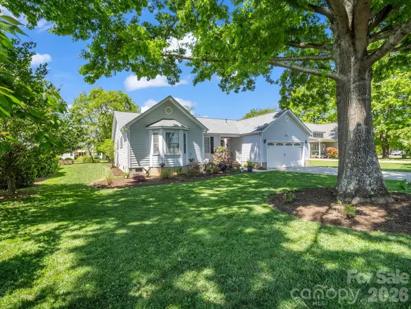 179 Kingfisher LN, Mills River, NC 28759