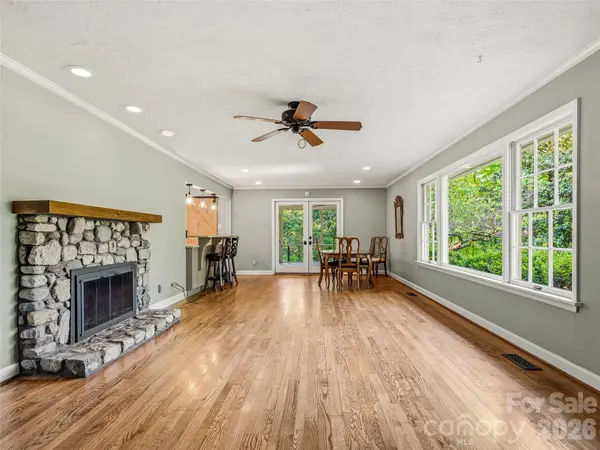 100 Hummingbird LN, Columbus, NC 28722