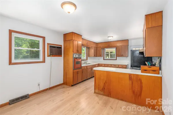 1140 Groundhog RD, Canton, NC 28716