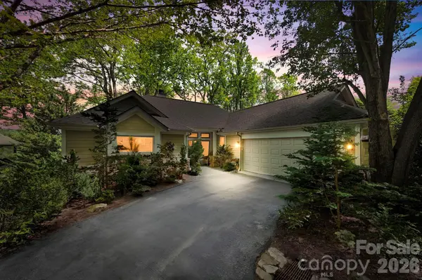 8 Spring Ridge LN, Hendersonville, NC 28739