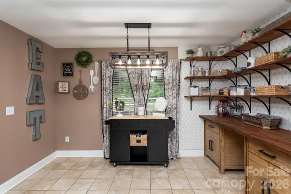 1091 ROLLINGWOOD DR, Claremont, NC 28610