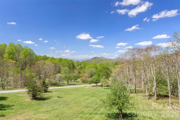 129 Apple Farm RD, Bakersville, NC 28705