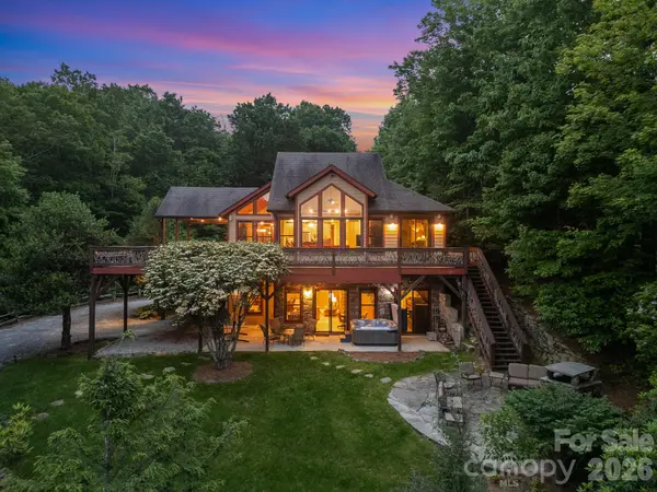 300 Falls View DR, Lake Toxaway, NC 28774