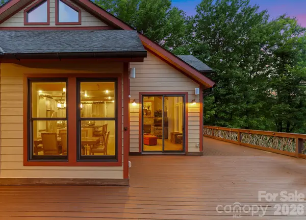 300 Falls View DR, Lake Toxaway, NC 28774