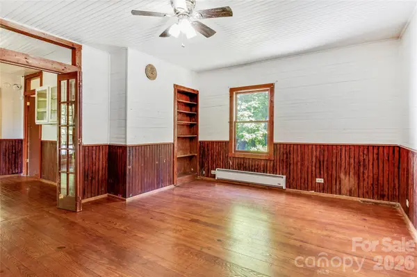 182 Wakti Ridge RD, Saluda, NC 28773