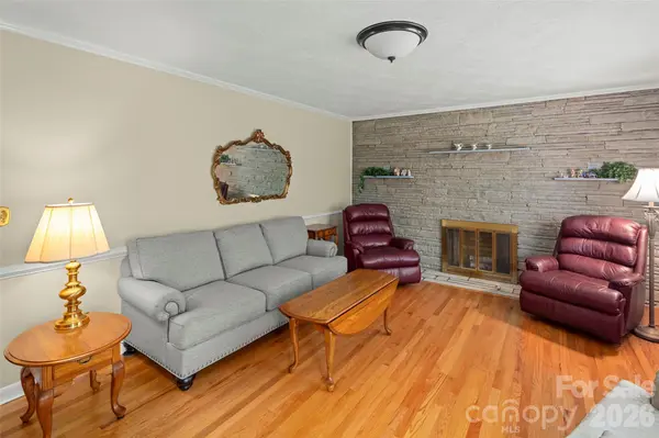 83 Honeysuckle LN, Burnsville, NC 28714
