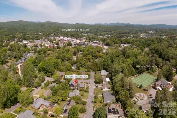 17 Grove ST, Brevard, NC 28712