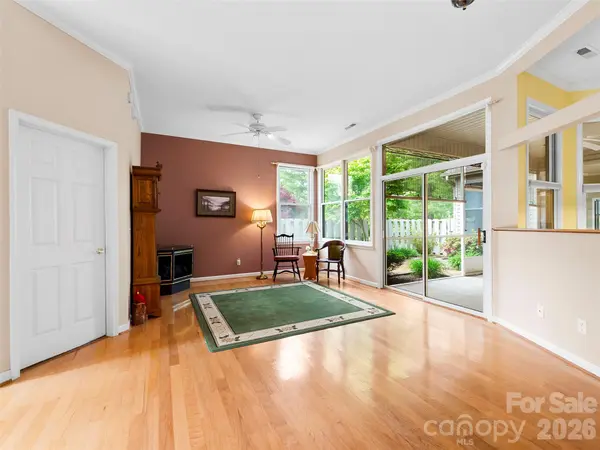 29 Tisha LN, Hendersonville, NC 28739