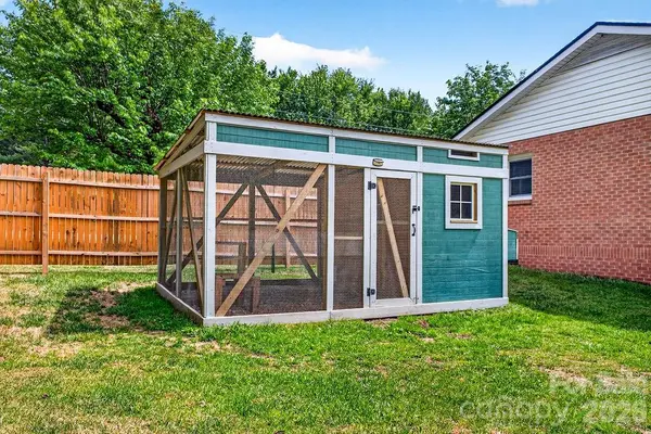 204 Oak Grove RD, East Flat Rock, NC 28726