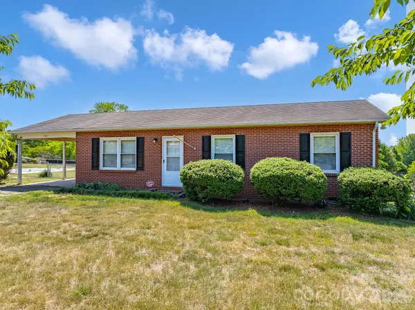 2101 LaMesa CT, Lenoir, NC 28645