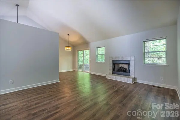 103 Hillside DR, Swannanoa, NC 28778