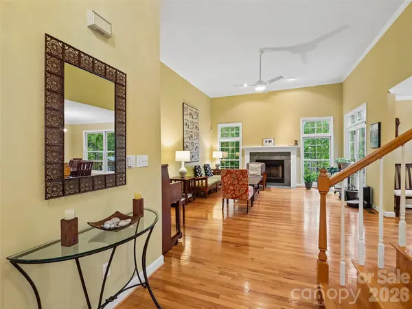 38 Forest Knoll DR, Weaverville, NC 28787