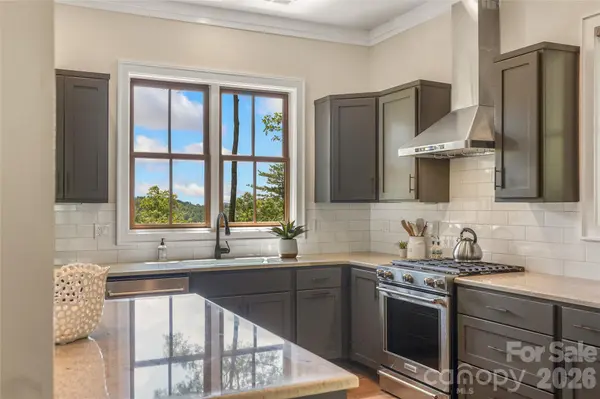 48 Bearfoot LN, Highlands, NC 28741