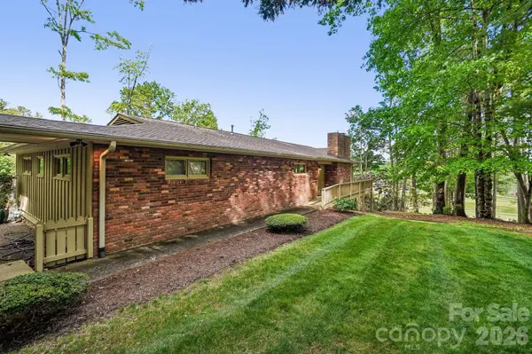 3 Greenbriar Woods CIR, Etowah, NC 28729