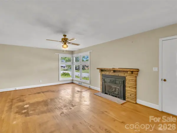 17 Hickory View LN, Canton, NC 28716