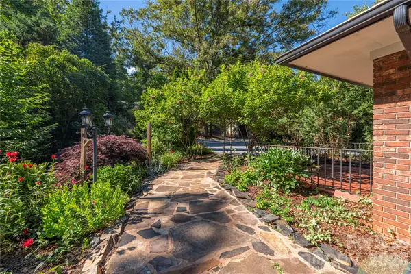 35 McKinney RD, Asheville, NC 28805