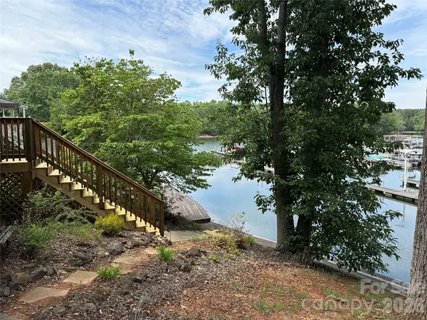 117 Badin Lake CIR, New London, NC 28127