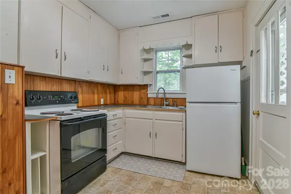 101 E Skyland CIR, Asheville, NC 28804